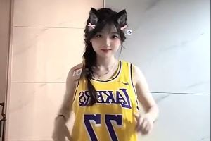 身材比东子炸裂?“宝贝77”的东契奇亲签球衣终于到了!