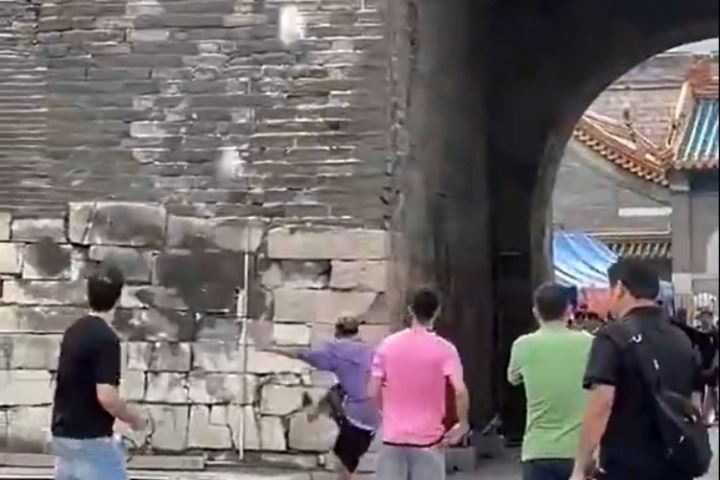 超高难度❗亚马尔今天来到长城挑战高空停球，一个大脚把鞋踢飞图片