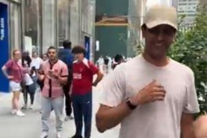 RMC:纳赛尔造访巴黎圣日耳曼纽约旗舰店,现场给球迷送决赛门票