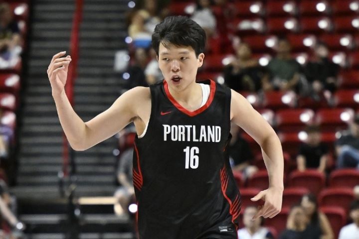  防守真行！杨瀚森首节贡献3分2板1助2帽 对位的13号秀和米西9中1