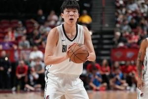 杨瀚森谈三分庆祝动作:队友说这么做替补席会疯狂 但也没见多疯