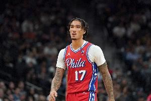  都挺铁的！76人半场33-30领先奇才 两队命中率均三成左右