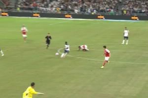  这球漂亮！萨尔超远距离吊射破门，阿森纳0-1落后热刺！