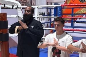  整挺好😎哈登中国行首站现身广州 身穿唐装体验咏春拳