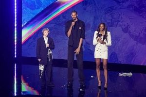 新宠！NBA新转播商NBC将为文班拍纪录片 目标将其塑造为文化偶像