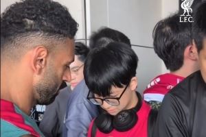  展现亲和力！利物浦社媒晒球员为中国球迷签名视频