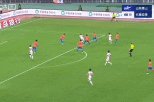 “后仰跳头”失空门!亚泰右路传中,奥莫伊胡安弗空门头球顶高