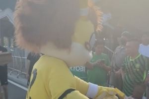 其乐融融!青岛西海岸吉祥物赛前为国安远征球迷送上雪糕