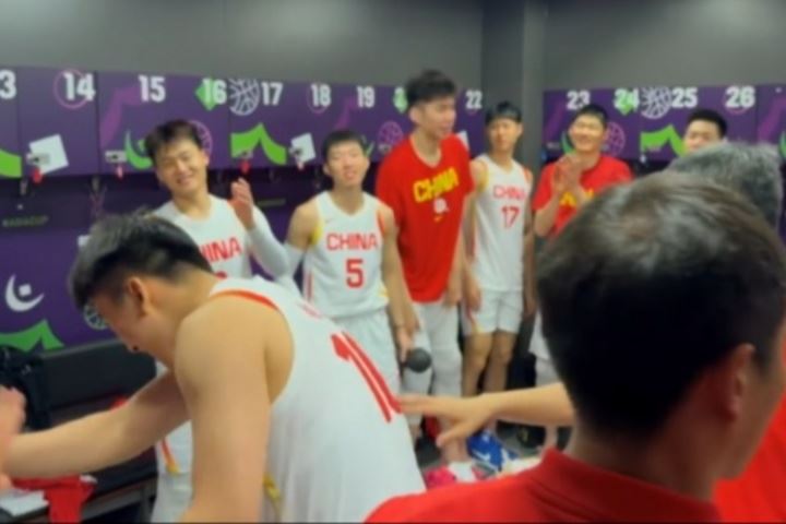  真棒！决赛加油~中国男篮淘汰新西兰 赛后更衣室变成欢乐的海洋