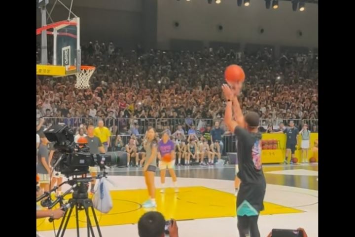 跑动投篮25中21简直非人类!库里中国行绕圈投篮让球迷阵阵惊呼