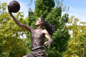  WNBA历史首人！西雅图风暴队名宿苏-伯德的雕像今天揭幕