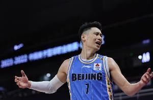 经纪人:上海一球员曾对书豪防守动作很大 他中场道歉&下半场继续