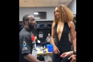  深V连体装！WNBA里斯后台探望拳手 穿着大胆又吸睛